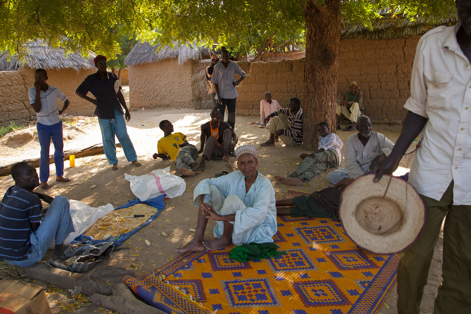 Mężczyźni z plemienia Fulani zmęczeni po intensywnym myśleniu