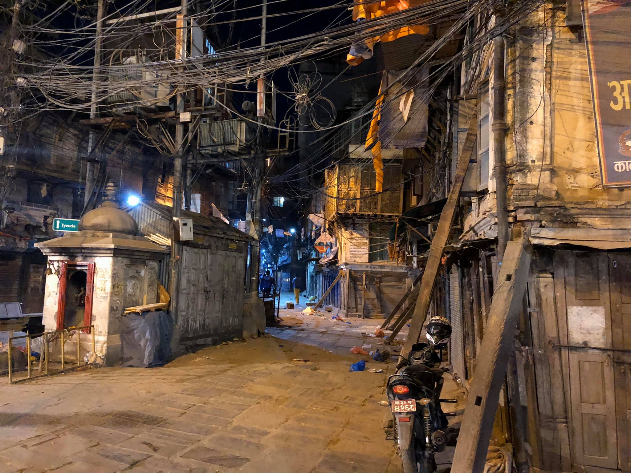 Główny plac Katmandu nocą. W ciągu dnia jest tu ruchliwy targ